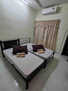 Ένα ή περισσότερα κρεβάτια σε δωμάτιο στο Double Storey Johor Bahru Stadium Homestay