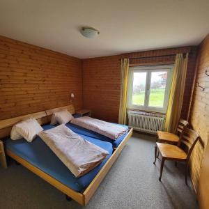 1 dormitorio con 2 camas y ventana en Fortuna en Bürchen