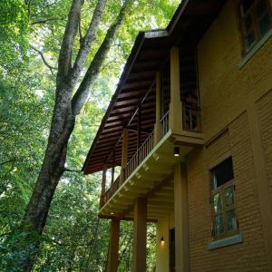 un bâtiment avec un balcon et un arbre dans l'établissement Weralugama Forest House, 