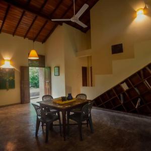 - une salle à manger avec une table et des chaises dans l'établissement Weralugama Forest House, 