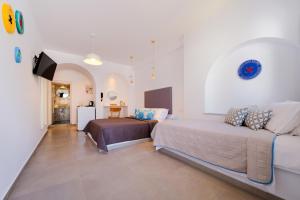 カマリにあるSigalas Beach Hotelのベッドルーム1室(ベッド2台、冷蔵庫付)