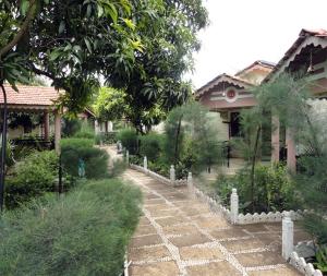 Aed väljaspool majutusasutust Saavaj Resort, Sasan Gir - Where Wilderness Meets Luxury