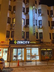 hotel na ulicy miejskiej w nocy w obiekcie ZerCity Otel w mieście Konya