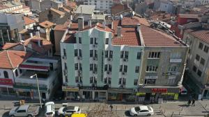 una vista panoramica su una città con auto e edifici di ZerCity Otel a Konya