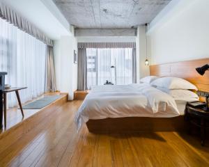 Postel nebo postele na pokoji v ubytování Zhuhai Bei Shan Ju Art Hotel