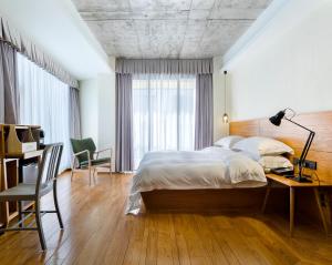 Postel nebo postele na pokoji v ubytování Zhuhai Bei Shan Ju Art Hotel