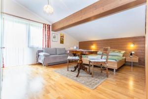 1 dormitorio con cama, escritorio y sofá en Stanglehen, en Mittersill