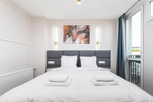 En eller flere senge i et værelse på Apartament Grzybowska Premium by Your Freedom
