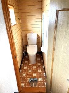 een kleine badkamer met een toilet en een paar schoenen bij 今市STAY - NIKKO private house rental only 5 min to station in Nikko