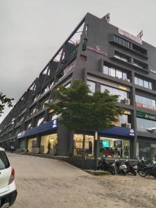 un edificio con moto parcheggiate di fronte di Hotel Midnight a Ahmedabad