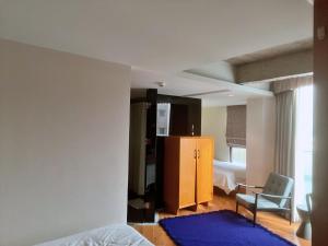Postel nebo postele na pokoji v ubytování Zhuhai Bei Shan Ju Art Hotel