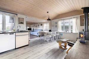 eine Küche und ein Wohnzimmer mit einem Tisch und Stühlen in der Unterkunft Charming Cottage In Mesinge in Mesinge