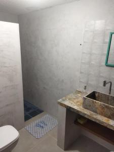 La salle de bains est pourvue d'un lavabo et de toilettes. dans l'établissement Casa Prudente, à Olinda