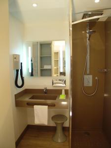 een badkamer met een wastafel en een douche bij Hotel et Résidence Le Clos Cerdan in Mont-Louis