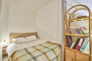 Cozy studio with small balcony for 2 in Montmartre