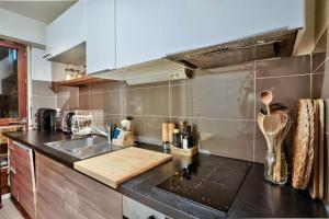 Cozy studio with small balcony for 2 in Montmartre