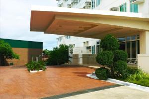 マニラにあるUltimate getaway in Alabang at Anuva Residencesの建物中庭