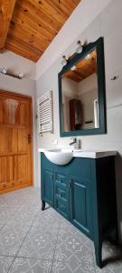 a bathroom with a blue sink and a mirror at Trasą S7 w 2h z Warszawy i Gdanska, Jadamowo 16 nad jeziorem Mielno in Olsztynek