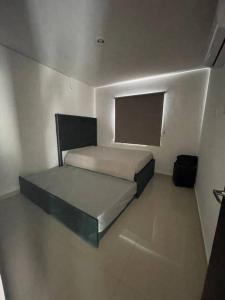 Giường trong phòng chung tại Residencia nueva en privada con alberca 5 camas