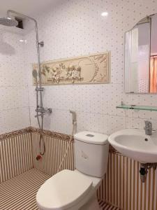 Kúpeľňa v ubytovaní Tran Bui Hotel 240-242 Phan Xích Long, Q Phú Nhuận - by Bay Luxury