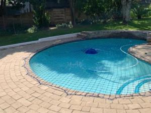 una pequeña piscina azul en un patio en Home Away from Home - Deluxe Queen & Twin Apartment, en Johannesburgo