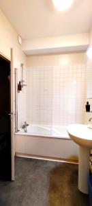Koupelna v ubytování My Conciergerie by Lucy VIolin - L'authentic studio