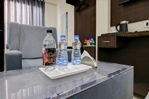 duas garrafas de água sentadas em cima de uma mesa em Hotel De Hocks Deluxe - New Delhi em Nova Deli