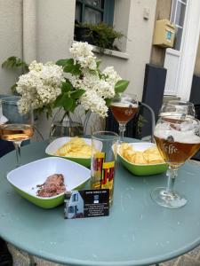 - une table avec des assiettes de nourriture et des verres de vin dans l'établissement AUTHENTIQUE MAISON DE PECHEUR ENTRE-TERRE & MER, à Saint-Valery-sur-Somme
