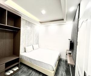 1 dormitorio pequeño con 1 cama en una habitación en Rose Hotel - 13 Hẻm 12 Cù Lao, Q. Phú Nhuận - by Bayhostel, en Ho Chi Minh