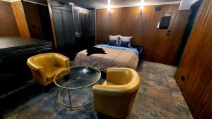 una camera d'albergo con letto e tavolo e sedie in vetro di L&A Spa privatif 