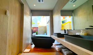 ein Badezimmer mit zwei Waschbecken und einem großen Spiegel in der Unterkunft 拾嶼SheWill in Altstadt von Hengchun