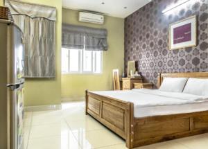 a bedroom with a large bed in a room at Luxury Hotel - 50/3 Trường Sơn, Q. Tân Bình - by Bayhostel in Ho Chi Minh City