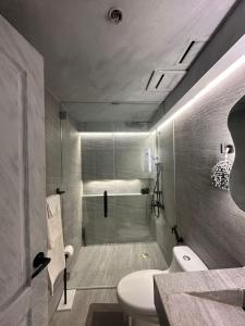 een badkamer met een douche, een toilet en een wastafel bij Condo in Taguig, 2br condo, Acacia Estates, BGC, in Manilla