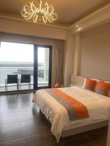 Uma cama ou camas num quarto em 愛琴海岸精品民宿