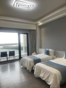 Uma cama ou camas num quarto em 愛琴海岸精品民宿