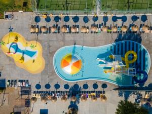 una vista aérea de una piscina en un complejo en Cabot Pollensa Park Spa en Puerto Pollensa