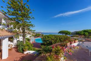 an aerial view of a resort with a swimming pool at Hotel Punta Est in Baja Sardinia