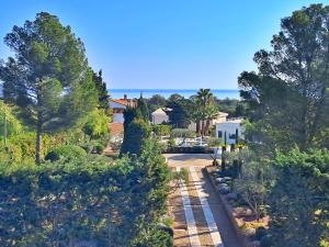 z góry widok na dom z drzewami i podjazd w obiekcie Le Sémaphore, les plages à pied w miejscowości Saint-Raphaël