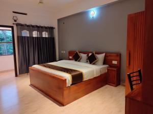 1 dormitorio con 1 cama grande en una habitación en i-Jas Rock N View, en Meenangadi