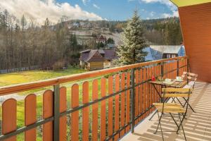 taras ze stołem i krzesłem na balkonie w obiekcie Rent like home - Ciągłówka w Zakopanem