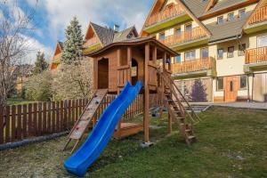 plac zabaw ze zjeżdżalnią i domek do zabawy w obiekcie Rent like home - Ciągłówka w Zakopanem