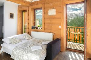 sypialnia z łóżkiem i dużym oknem w obiekcie Rent like home - Ciągłówka w Zakopanem +18 zdjęć