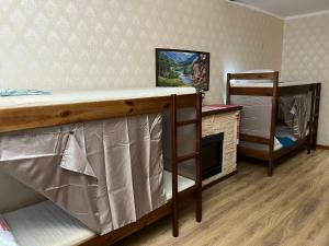 sypialnia z łóżkiem piętrowym i biurkiem w obiekcie ArArAt-OSOKORKI Hostel KYIV w Kijowie