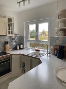 Η κουζίνα ή μικρή κουζίνα στο Fievfoten EG