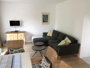 a living room with a couch and a table at Fievfoten EG in Borkum