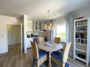- une cuisine et une salle à manger avec une table et des chaises dans l'établissement Fievfoten OG, à Borkum