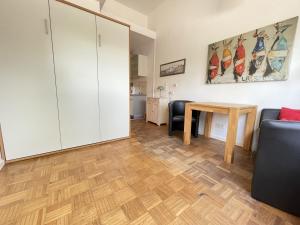 una sala de estar con un sofá y una mesa en Braganza, en Borkum 8 fotos más