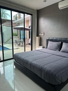 Un pat sau paturi într-o cameră la Baan Fran Sim Da