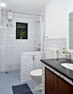 uma casa de banho com um WC e um lavatório em YOGESH VILLA em Old Goa
