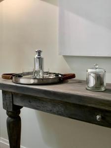 ein Tablett auf einem Holztisch in der Unterkunft Luxury Home Sweet Home Mougins in Mougins